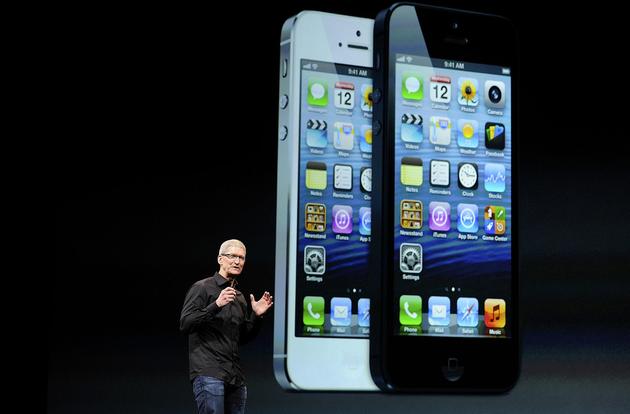苹果CEO在发布会上介绍iPhone 5