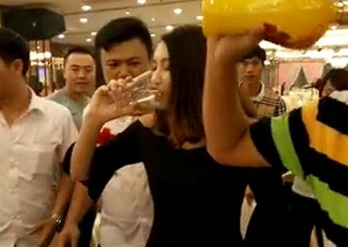 伴娘狂喝白酒致死