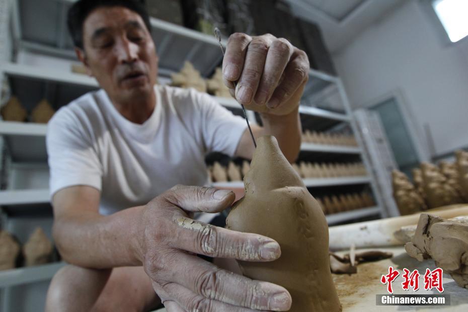 中秋将至 “兔儿爷”走俏