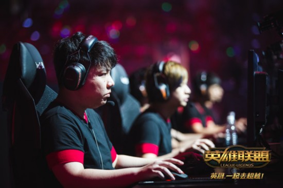 RNG IM陷死亡之组 EDG无意外保送八强 
