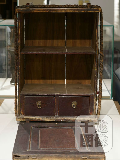 6.明清时代，科举考试使用的专用行李木箱