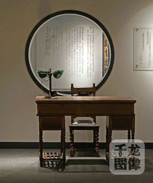 1.解放初期教师的办公桌椅