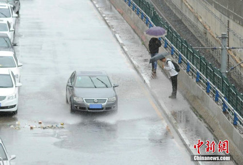 长春市部分路段积水严重。张瑶 摄