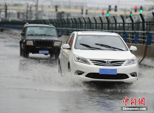 暴雨导致严重积水。张瑶 摄