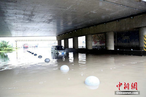 图为局子桥下，延河路上搁浅的面包车。 李军广 摄
