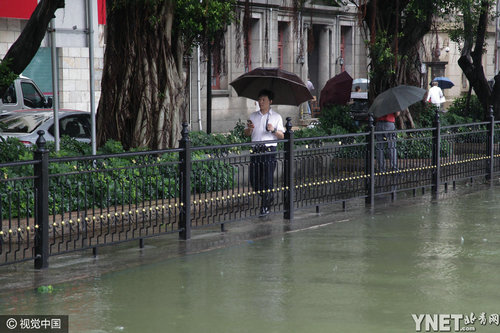 广州：“妮妲”台风过境 珠江水位上涨沙面被“淹没”  