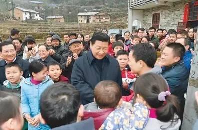 2016年春节前夕，习近平来到江西，看望慰问广大干部群众和驻赣部队。这是2月2日，习近平在井冈山市茅坪乡神山村给乡亲们拜年，祝乡亲们生活幸福、猴年吉祥。