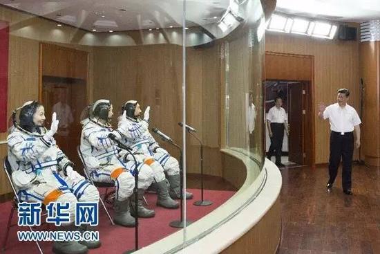 2013年6月11日，端午节期间，神舟十号载人飞船在酒泉卫星发射中心发射升空，准确进入预定轨道，顺利将3名航天员送入太空。习近平来到酒泉卫星发射中心现场为航天员壮行，并观看飞船发射。