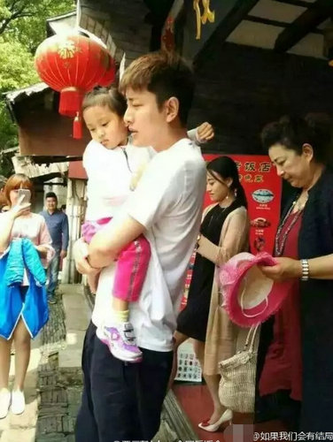 贾乃亮抱着甜馨