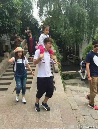 甜馨骑在贾乃亮脖子上
