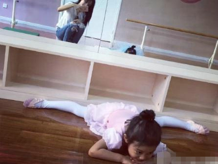 李小璐为女儿拍照