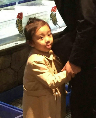 贾乃亮一家逛商场 甜馨玩滑板变追风少女