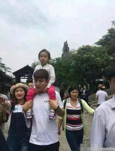 贾乃亮扛着甜馨玩耍
