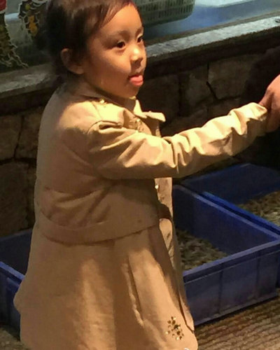 贾乃亮一家逛商场 甜馨玩滑板变追风少女