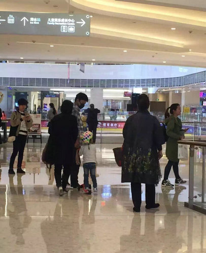 甜馨玩滑板变追风少女