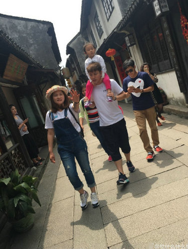 贾乃亮扛着甜馨玩耍