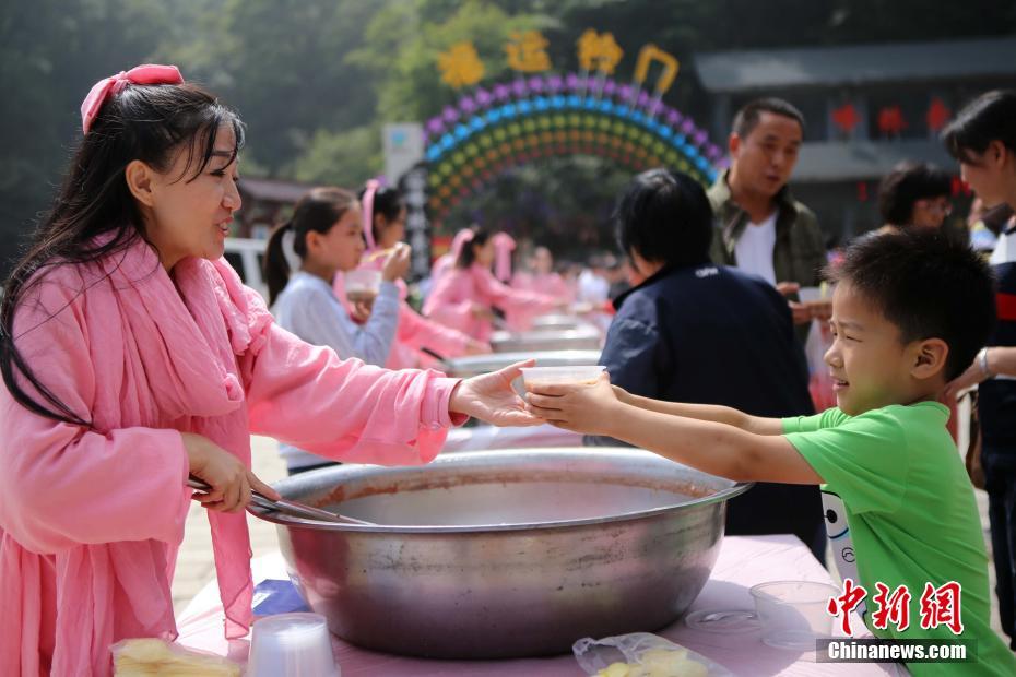 红粉修行女下山施粥引数千人排队争相品尝