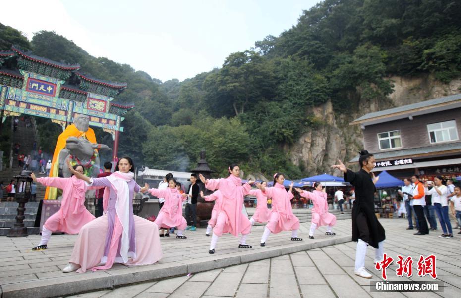 红粉修行女下山施粥引数千人排队争相品尝