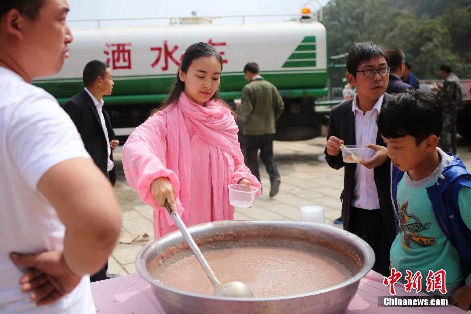 红粉修行女下山施粥引数千人排队争相品尝