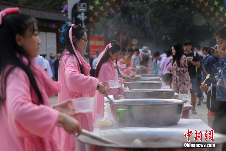 红粉修行女下山施粥引数千人排队争相品尝