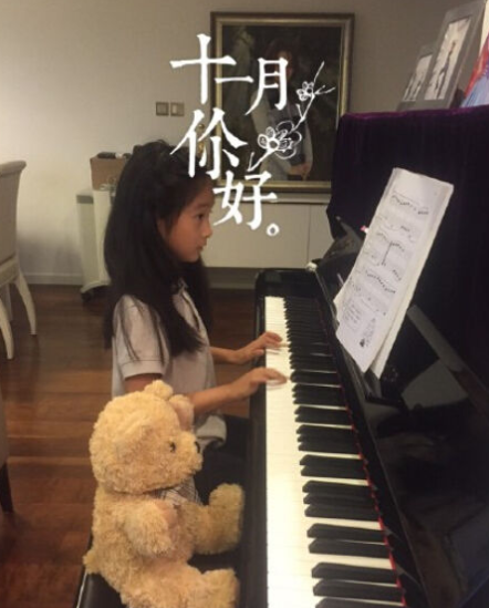 马伊琍一家回老家过中秋 文章光头造型抱女儿