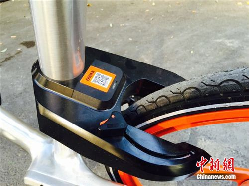 摩拜单车扫描车身二维码开锁。<a target='_blank' href='http://www.chinanews.com/' >中新网</a> 吴涛 摄