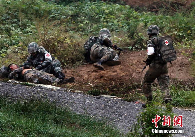 解放军医务士官 现代战争前线救护大练兵