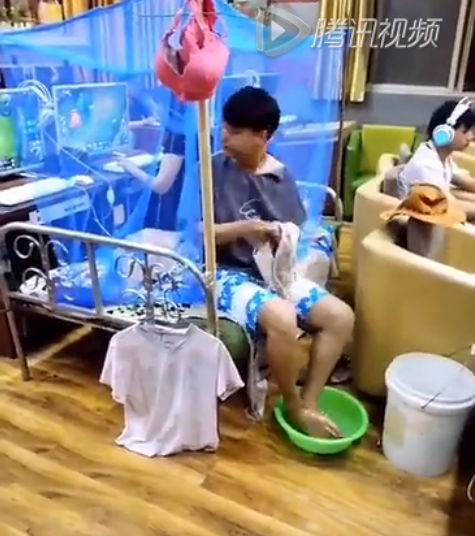 LOL骨灰玩家带床睡网吧 睡醒就排位