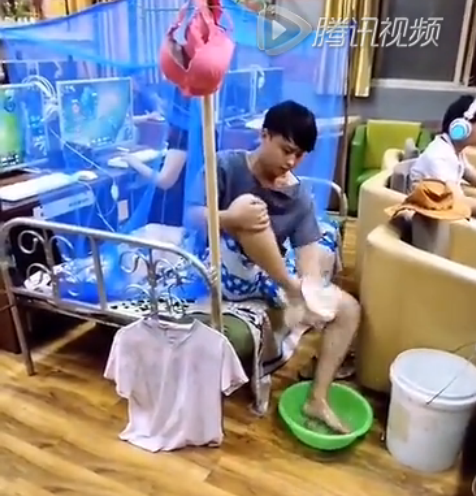 LOL骨灰玩家带床睡网吧 睡醒就排位
