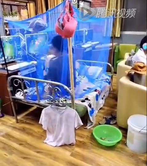 LOL骨灰玩家带床睡网吧 睡醒就排位