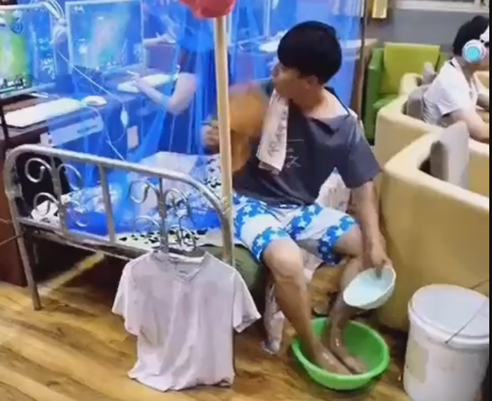 LOL骨灰玩家带床睡网吧 睡醒就排位