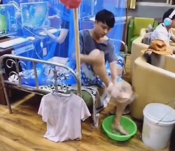LOL骨灰玩家带床睡网吧 睡醒就排位