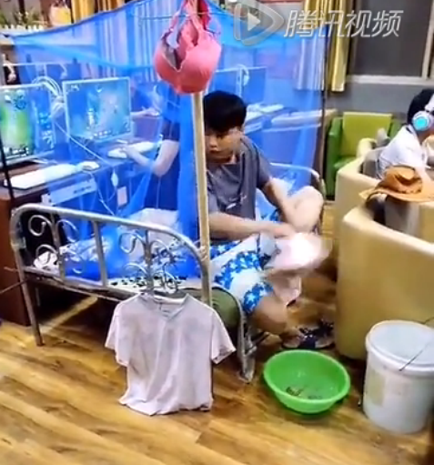 LOL骨灰玩家带床睡网吧 睡醒就排位