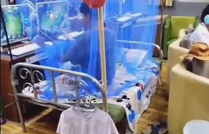 LOL骨灰玩家带床睡网吧 睡醒就排位