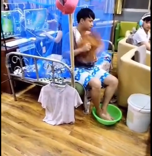 LOL骨灰玩家带床睡网吧 睡醒就排位