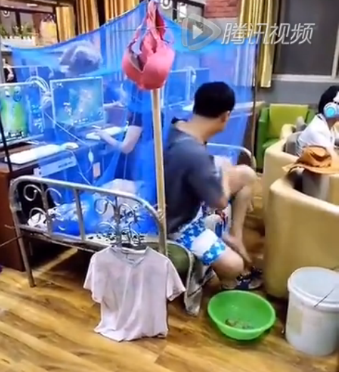 LOL骨灰玩家带床睡网吧 睡醒就排位