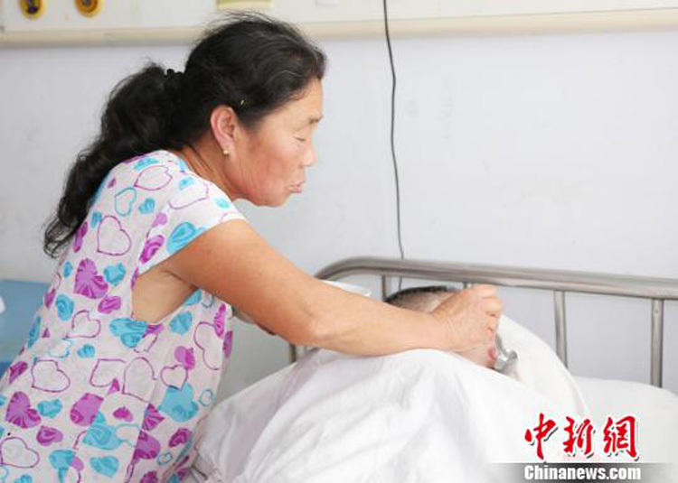 岳母悉心照料十年成功唤醒植物人女婿