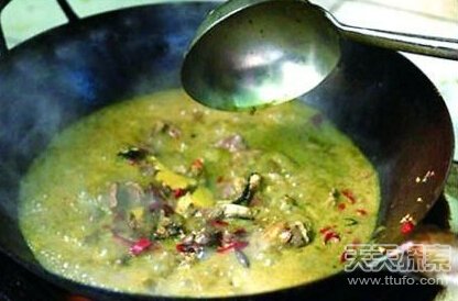 贵州流行重口味牛粪火锅 你敢试试么