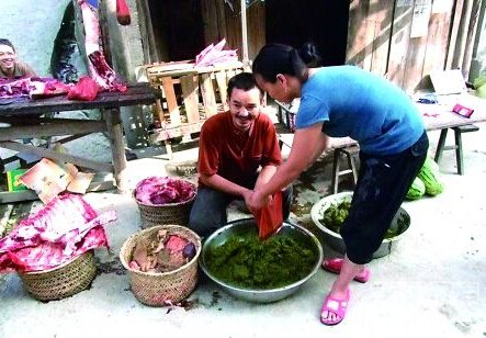 贵州流行重口味牛粪火锅 你敢试试么