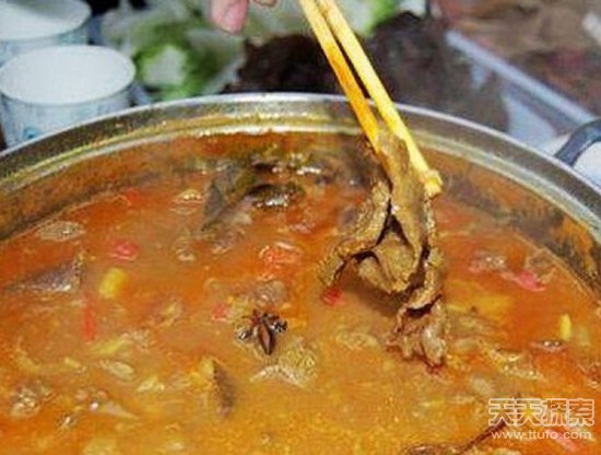 贵州流行重口味牛粪火锅 你敢试试么