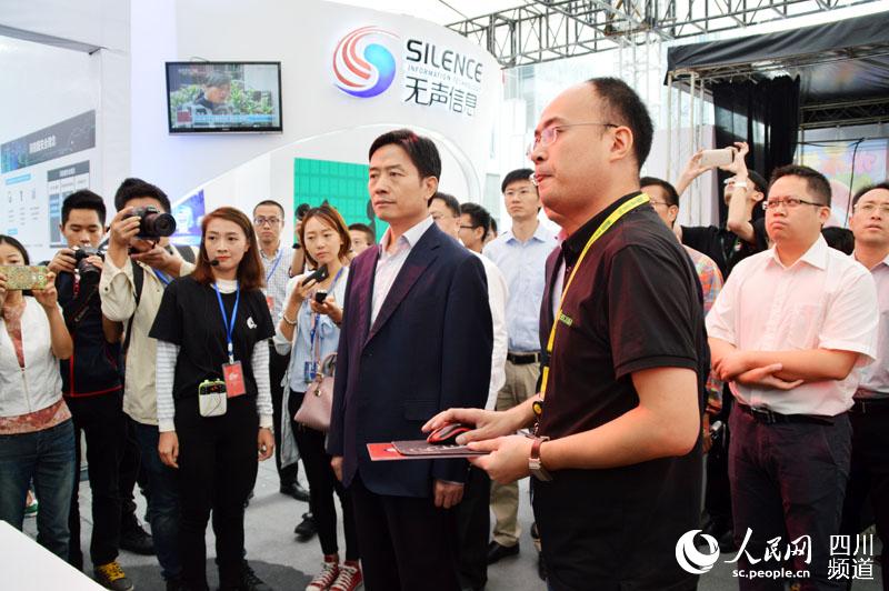 图为四川省委常委、宣传部部长甘霖参观公众体验活动展区。（王波 摄）