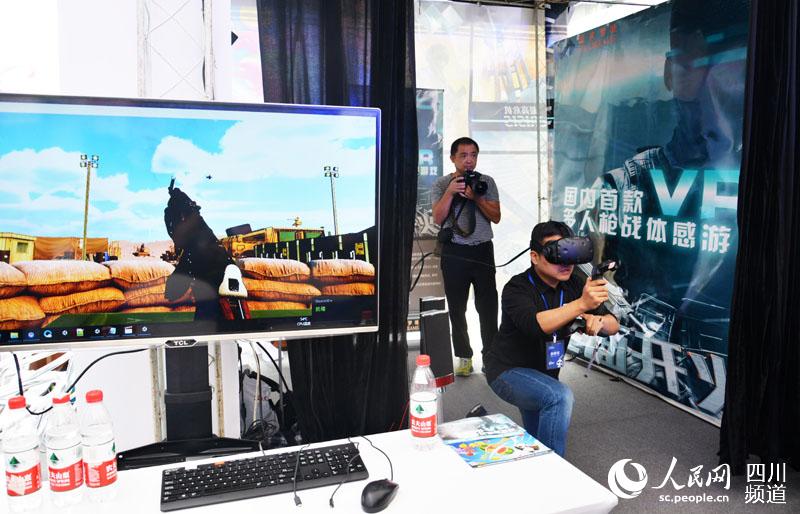 图为工作人员正向市民演示VR体感游戏。（王波 摄）