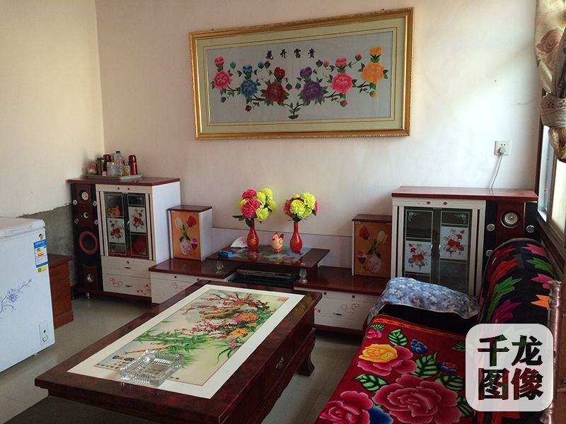 王刚家的客厅内景。千龙网记者 马文娟 摄