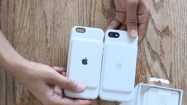 iPhone 7的新版电池保护套（右）跟上一代对比