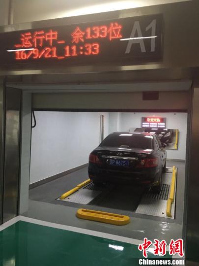 图为“北环环隧”综合管廊层的智能停车系统。车库共三层，约220个车位，用于商务区的临时车辆停放，将在“十一”假期后投入使用。　刘文曦 摄
