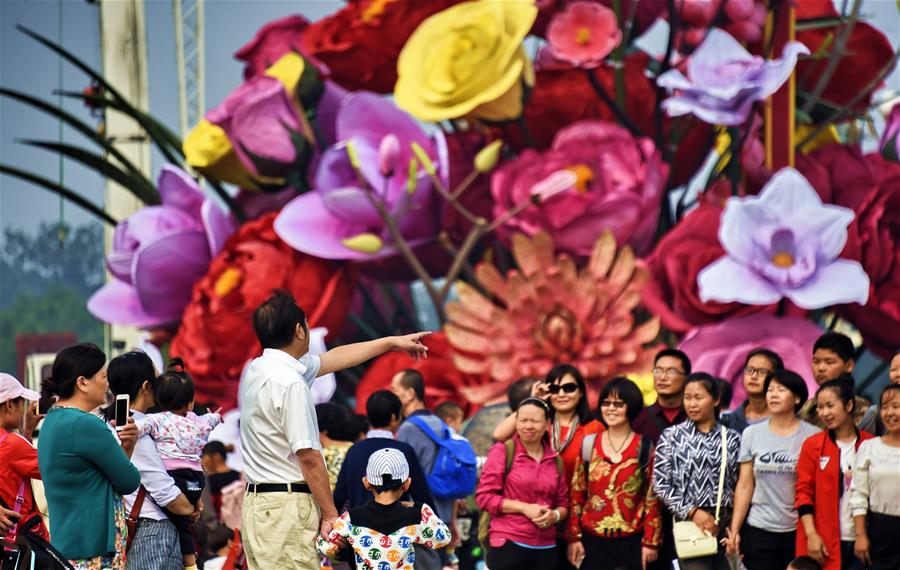 （社会）（1）北京：鲜花装点长安街