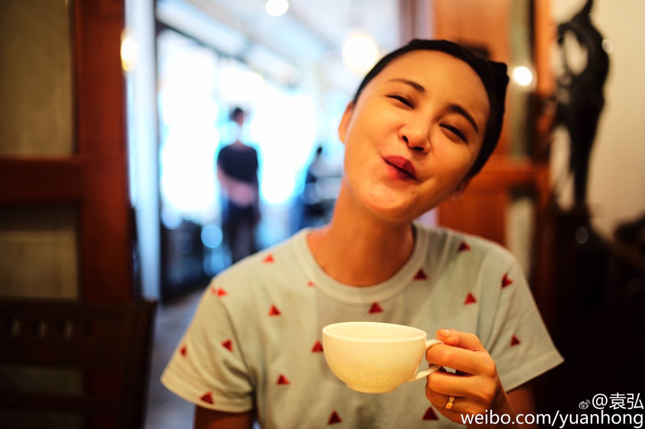 二姐张歆艺为啥大赞海底捞员工 (4)-千龙网·