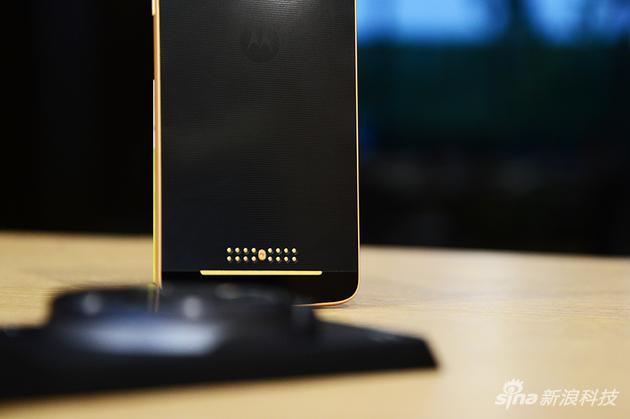 Moto Z背部接触点