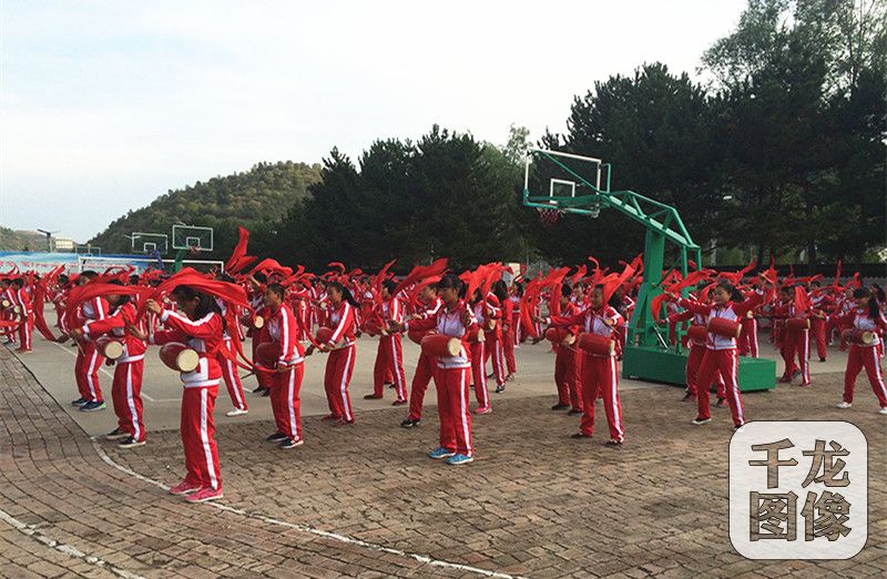 9月22日，“长征路上奔小康”甘肃采访团到达庆阳市华池县南梁镇。图为华池列宁学校的学生正在练习南梁腰鼓。千龙网记者 马文娟摄