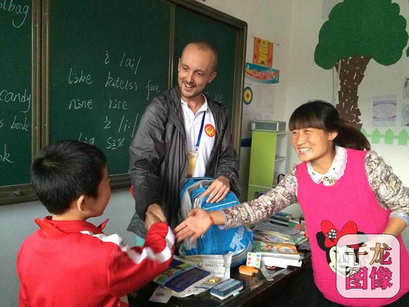 9月22日，“长征路上奔小康”甘肃采访团到达庆阳市华池县南梁镇。图为采访团外籍专家在列宁学校的英语课堂上与学生交流。千龙网记者 马文娟摄